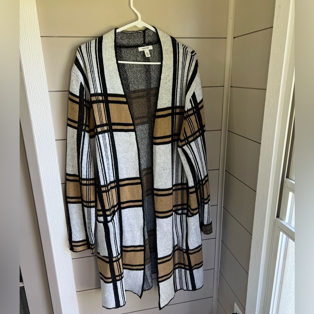 Women’s Cardigan. Medium weight.